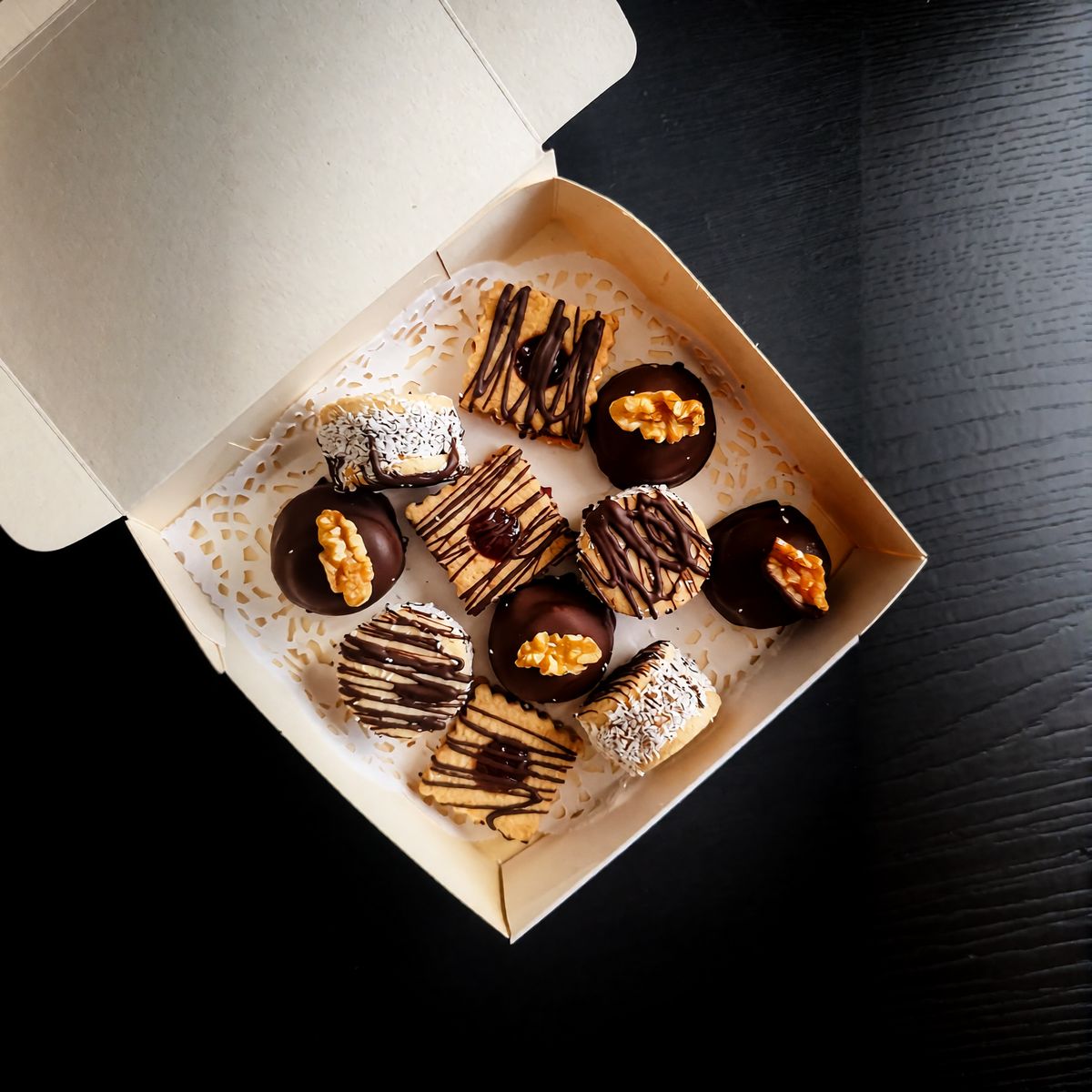 Caja de galletas rellenas con chocolate, nueces y coco